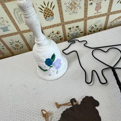 Lot 92 Cow & Horse decor