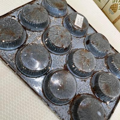 Lot 100 Graniteware & kitchenware