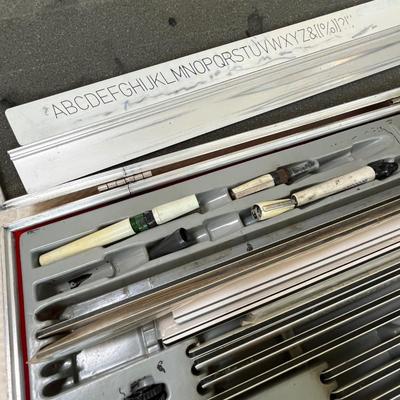 Lot 118 Lettering Stensils kit