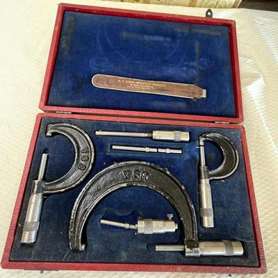 Lot 120 machinist's caliper or micrometer set