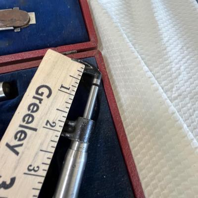 Lot 120 machinist's caliper or micrometer set