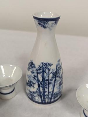 Blue & White Sake Bottle With 6 Cups