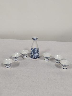 Blue & White Sake Bottle With 6 Cups