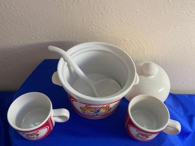 REALLY NEAT VINTAGE CAMPBELL'S SOUP TUREEN WITH LADLE AND SOUP CUPS