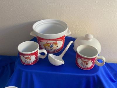 REALLY NEAT VINTAGE CAMPBELL'S SOUP TUREEN WITH LADLE AND SOUP CUPS