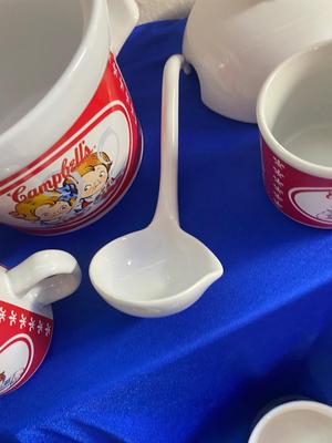 REALLY NEAT VINTAGE CAMPBELL'S SOUP TUREEN WITH LADLE AND SOUP CUPS