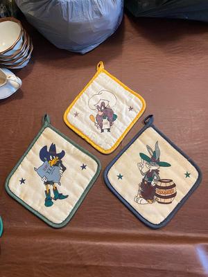 LOONEY TUNES GALORE! VINTAGE CANDLES, NAPKIN RINGS, POT HOLDERS & EVEN MORE!