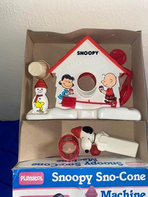 VINTAGE SNOOPY SNOW CONE MAKER, JUST NEEDS THE SYRUP