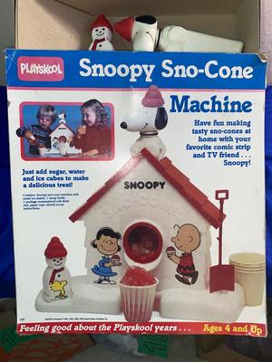 VINTAGE SNOOPY SNOW CONE MAKER, JUST NEEDS THE SYRUP