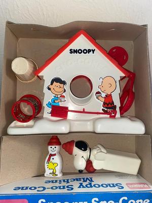 VINTAGE SNOOPY SNOW CONE MAKER, JUST NEEDS THE SYRUP