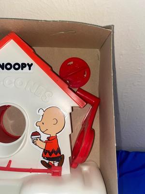 VINTAGE SNOOPY SNOW CONE MAKER, JUST NEEDS THE SYRUP