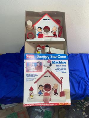 VINTAGE SNOOPY SNOW CONE MAKER, JUST NEEDS THE SYRUP