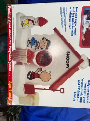 VINTAGE SNOOPY SNOW CONE MAKER, JUST NEEDS THE SYRUP