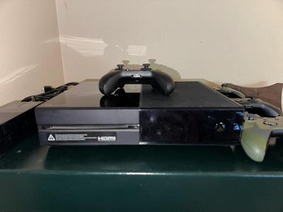 XBOX ONE CONSOLE W/2 WIRELESS AND 2 WIRED CONTROLS