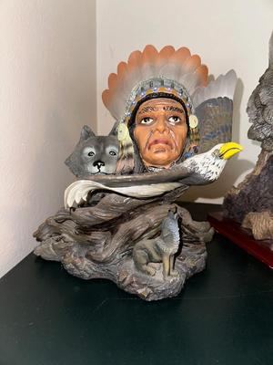 2 RESIN STATUES