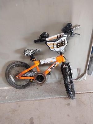 HOTWHEELS KIDS BIKE AND TIRE PUMP