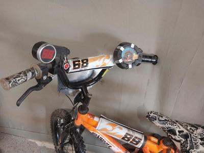 HOTWHEELS KIDS BIKE AND TIRE PUMP