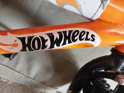 HOTWHEELS KIDS BIKE AND TIRE PUMP