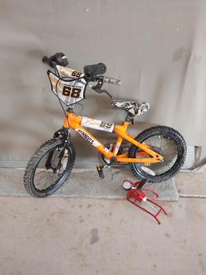 HOTWHEELS KIDS BIKE AND TIRE PUMP