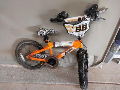HOTWHEELS KIDS BIKE AND TIRE PUMP