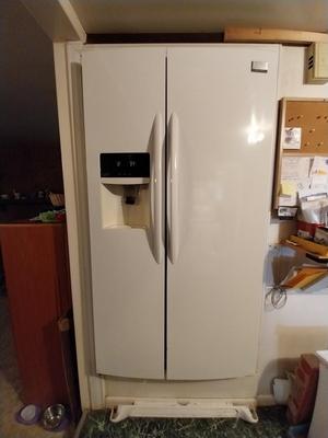 FRIGIDAIRE GALLERY DOUBLE DOOR WITH DOOR WATER DISPENSER