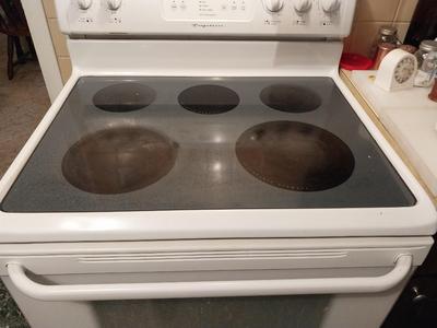 WHITE FRIGIDAIRE ELECTRIC STOVE WITH STORAGE DRAWER