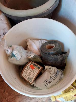 PLANTING POTS AND PLANT FOOD/SEEDS
