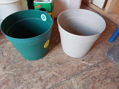PLANTING POTS AND PLANT FOOD/SEEDS