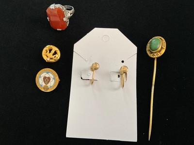 Group of vintage jewelry