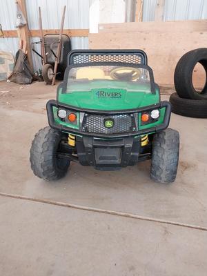 JOHN DEERE BATTERY POWERED KIDS JEEP WITH CHARGER