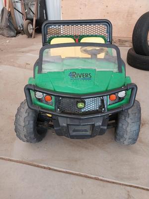 JOHN DEERE BATTERY POWERED KIDS JEEP WITH CHARGER