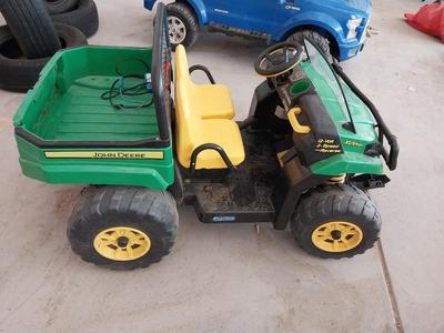 JOHN DEERE BATTERY POWERED KIDS JEEP WITH CHARGER