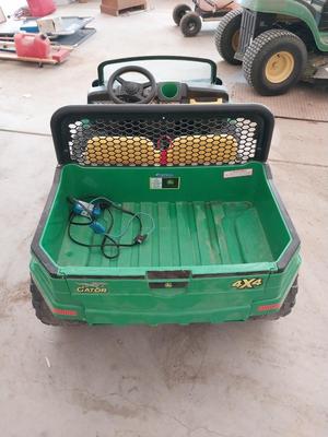 JOHN DEERE BATTERY POWERED KIDS JEEP WITH CHARGER