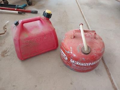 VINTAGE GALVANIZED GAS CAN AND 2.5 PLASTIC GAS CAN