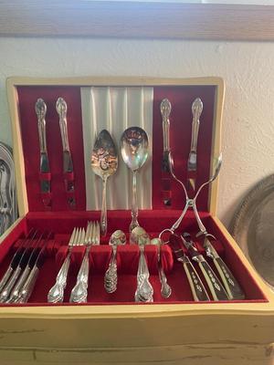 A WONDERFUL BOX OF FLATWARE THAT INCLUDES A NICE VARIETY OF ITEMS FOR YOUR BIDDING PLEASURE!