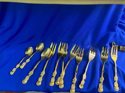 A WONDERFUL BOX OF FLATWARE THAT INCLUDES A NICE VARIETY OF ITEMS FOR YOUR BIDDING PLEASURE!
