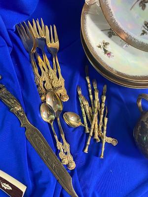 A WONDERFUL BOX OF FLATWARE THAT INCLUDES A NICE VARIETY OF ITEMS FOR YOUR BIDDING PLEASURE!