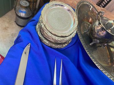 A WONDERFUL BOX OF FLATWARE THAT INCLUDES A NICE VARIETY OF ITEMS FOR YOUR BIDDING PLEASURE!
