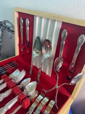 A WONDERFUL BOX OF FLATWARE THAT INCLUDES A NICE VARIETY OF ITEMS FOR YOUR BIDDING PLEASURE!