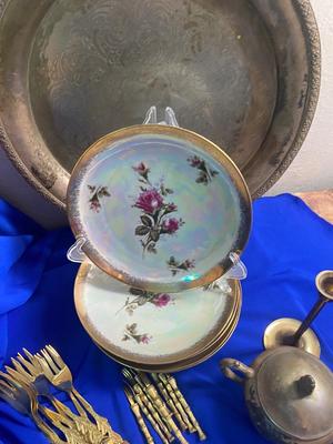A WONDERFUL BOX OF FLATWARE THAT INCLUDES A NICE VARIETY OF ITEMS FOR YOUR BIDDING PLEASURE!