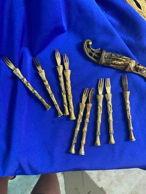 A WONDERFUL BOX OF FLATWARE THAT INCLUDES A NICE VARIETY OF ITEMS FOR YOUR BIDDING PLEASURE!