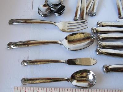 Set of Oneida Flatware Plus 4 Serving Pieces, Rattan