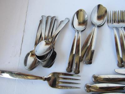 Set of Oneida Flatware Plus 4 Serving Pieces, Rattan
