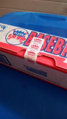 LOT 17 - BOX OF 1990 FLEER BASEBALL CARDS