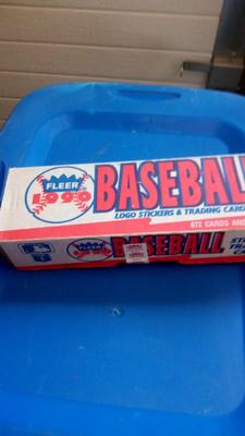 LOT 17 - BOX OF 1990 FLEER BASEBALL CARDS