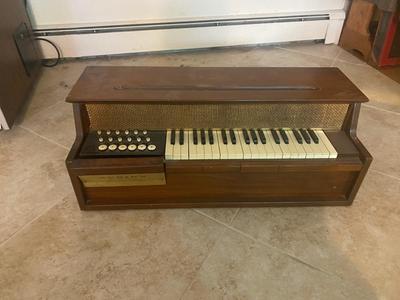 ADORABLE AUDION TABLE TOP ORGAN