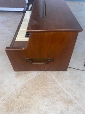 ADORABLE AUDION TABLE TOP ORGAN
