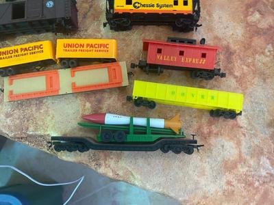 HO MODEL TRAIN CARS AND LOCOMOTIVE.