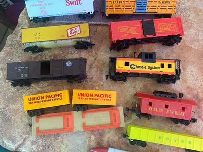 HO MODEL TRAIN CARS AND LOCOMOTIVE.