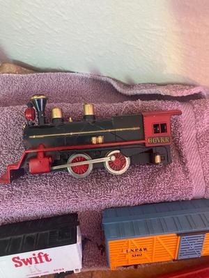 HO MODEL TRAIN CARS AND LOCOMOTIVE.